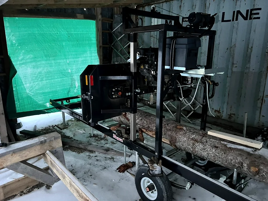 Scierie mobile Rebel utilisée pour transformer le bois local LongbowJo
